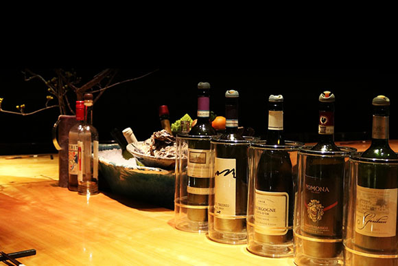 和洋折衷の様々な逸品に合う、世界各国の厳選ワインと共に愉しむ